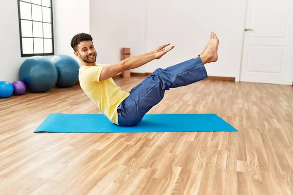 Joven Árabe Deportista Sonriendo Feliz Entrenamiento Yoga Centro Deportivo —  Fotos de Stock