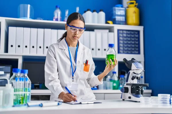 Молодая Африканская Американка Ученый Измеряет Жидкость Лаборатории — стоковое фото