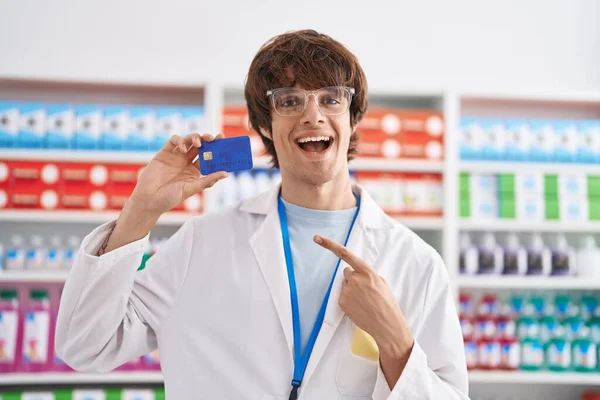 Giovane Ispanico Che Lavora Farmacia Con Una Carta Credito Sorridente — Foto Stock