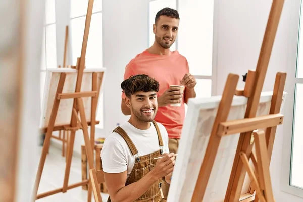 Dva Hispánští Muži Pár Usměvavý Sebevědomý Pití Kávy Kreslení Ateliéru — Stock fotografie