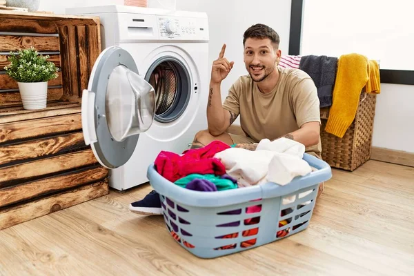 Jovem Homem Bonito Colocando Roupa Suja Máquina Lavar Apontando Dedo — Fotografia de Stock