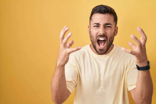 Jóképű Spanyol Férfi Áll Sárga Háttér Őrült Őrült Kiabálás Kiabálás — Stock Fotó