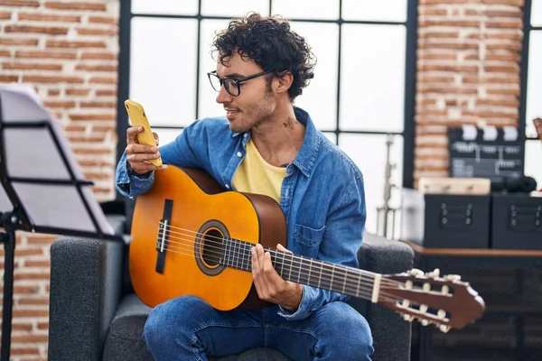Jeune Musicien Hispanique Jouant Guitare Classique Utilisant Smartphone Studio Musique — Photo