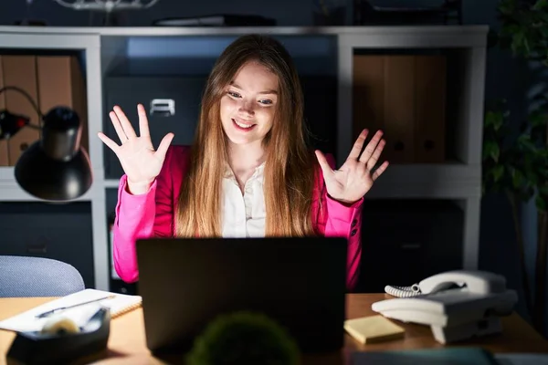 自信を持って幸せな笑顔ながら夜のオフィスで働く若い白人女性は指の数10で見せ 指摘します — ストック写真