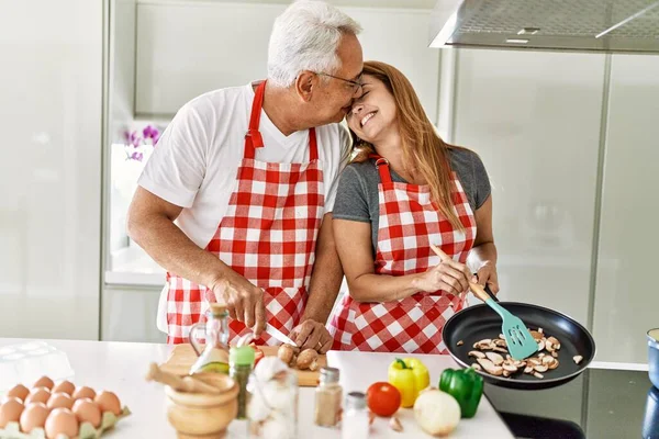 Pareja Hispana Mediana Edad Sonriendo Feliz Cocinando Cocina — Foto de Stock