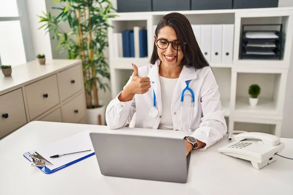 Young Hispanic Doctor Woman Doing Video Call Clinic Smiling Happy — Stock Photo, Image