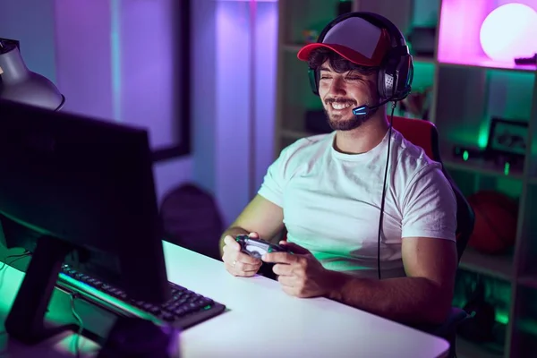 Junger Hispanischer Mann Lächelt Selbstbewusst Beim Videospiel Gammeraum — Stockfoto