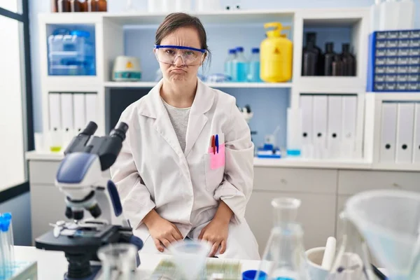 하반신 경증을 아메리카 소녀는 과학자 실험실에서 회의적 긴장해 있었으며 문제때문에 — 스톡 사진