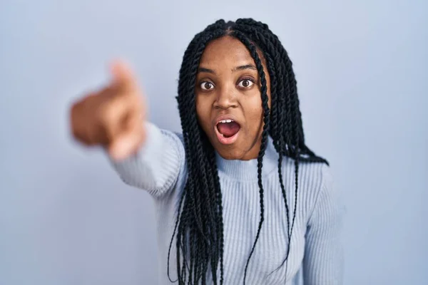 Femme Afro Américaine Debout Sur Fond Bleu Pointant Doigt Surpris — Photo