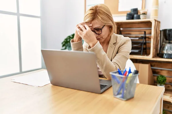 Middle Age Blonde Woman Working Serious Expression Office — Stock Photo, Image