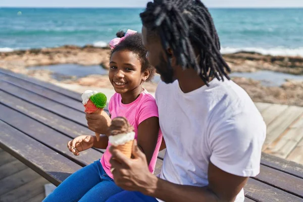 Father Daughter Eating Ice Cream Sitting Together Bench Seaside — Stock Photo, Image