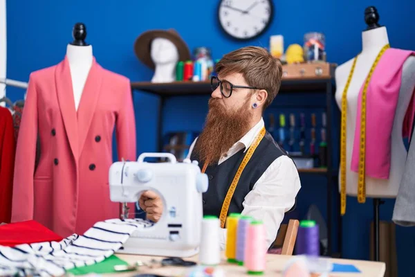 Young Redhead Man Tailor Using Sewing Machine Clothing Factory — Stock Photo, Image