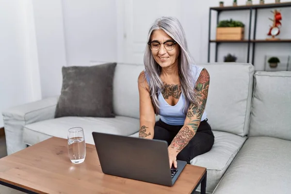 Middelbare Leeftijd Grijs Harige Vrouw Met Laptop Thuis Met Een — Stockfoto