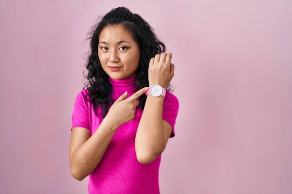 Young Asian Woman Standing Pink Background Hurry Pointing Watch Time — Zdjęcie stockowe