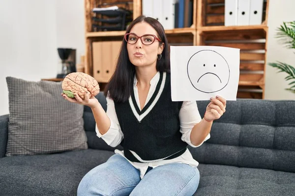 Young Hispanic Woman Working Depression Holding Sad Emotion Paper Brain — Stock Photo, Image