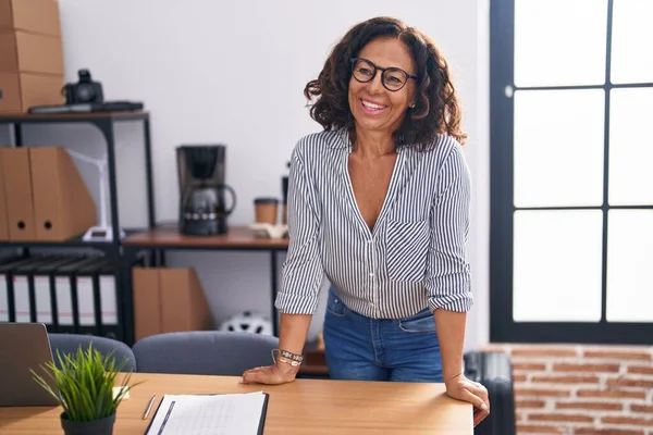 オフィスで自信を持って笑顔で働く中年女性ビジネスワーカー — ストック写真