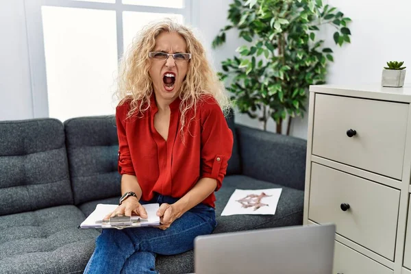 Mujer Psicóloga Mediana Edad Consulta Enojado Loco Gritando Frustrado Furioso —  Fotos de Stock