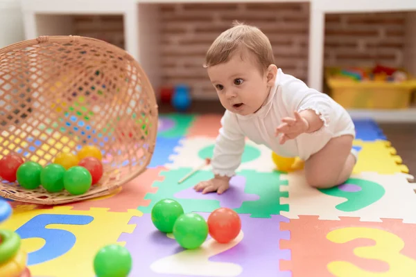 Liebenswertes Kleinkind Krabbelt Kindergarten Auf Dem Boden — Stockfoto