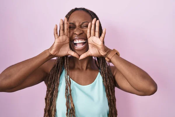 Mujer Afroamericana Pie Sobre Fondo Rosa Sonriente Alegre Jugando Echar —  Fotos de Stock
