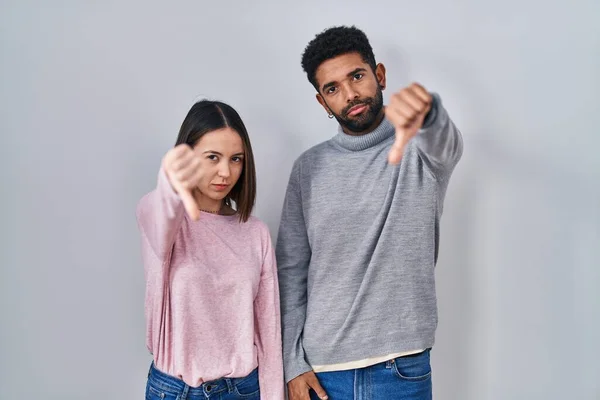 Casal Hispânico Jovem Juntos Olhando Infeliz Irritado Mostrando Rejeição Negativo — Fotografia de Stock