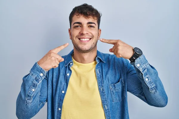 Homem Hispânico Jovem Sobre Fundo Azul Sorrindo Alegre Mostrando Apontando — Fotografia de Stock
