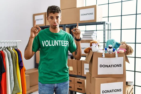 Jonge Knappe Spaanse Man Draagt Vrijwilliger Shirt Bij Donaties Staan — Stockfoto