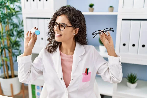 Optik Klinikte Gözlükçü Üniforması Giyen Genç Latin Bir Kadın Optik — Stok fotoğraf
