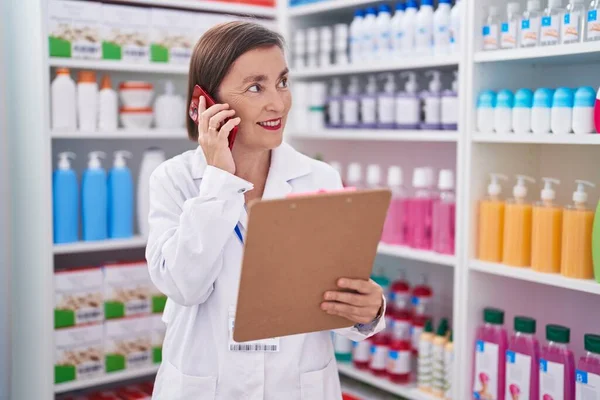 Mujer Mediana Edad Farmacéutica Hablando Documento Lectura Teléfonos Inteligentes Farmacia — Foto de Stock