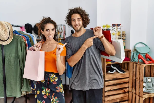 Junges Hispanisches Paar Das Einzelhandel Einkaufstüten Hält Und Besorgt Und — Stockfoto