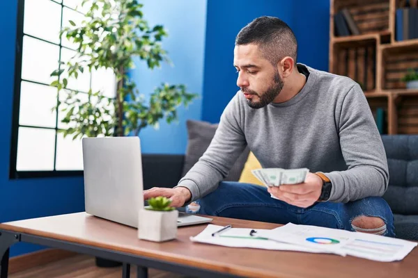 Young Latin Man Using Laptop Holding Dollars Sitting Table Home — Stock Photo, Image