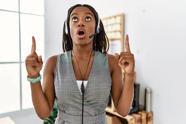Mladá Afro Americká Žena Pracující Kanceláři Sluchátkách Operátora Užasle Překvapeně — Stock fotografie