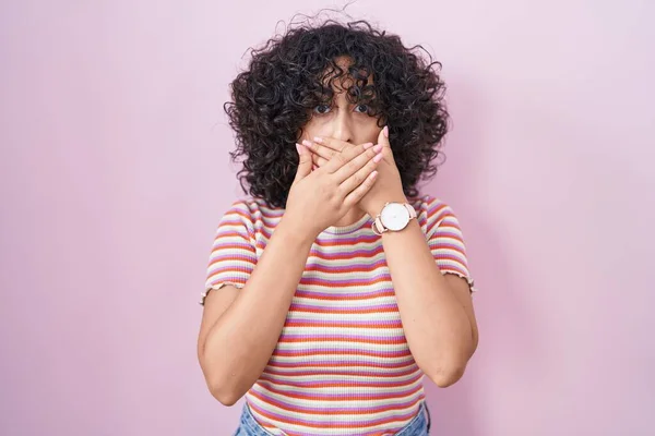 Young Middle East Woman Standing Pink Background Shocked Covering Mouth — Stock Photo, Image