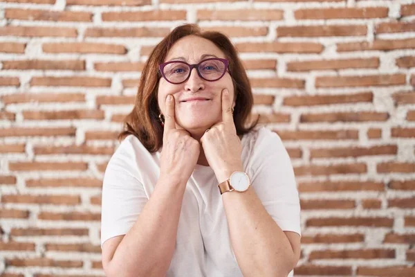 Senior Woman Glasses Standing Bricks Wall Smiling Open Mouth Fingers — Fotografia de Stock