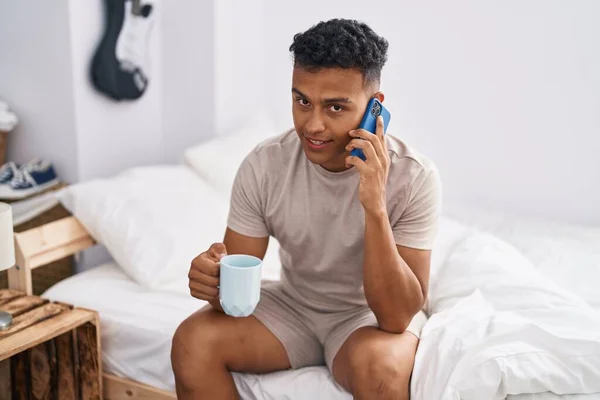 Mladý Latinsky Muž Mluví Smartphone Pití Kávy Ložnici — Stock fotografie