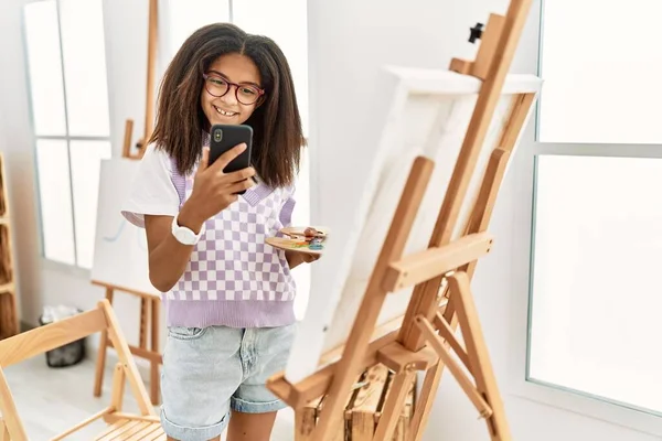 アフリカ系アメリカ人の少女がアートスクールでスマートフォンを描く — ストック写真