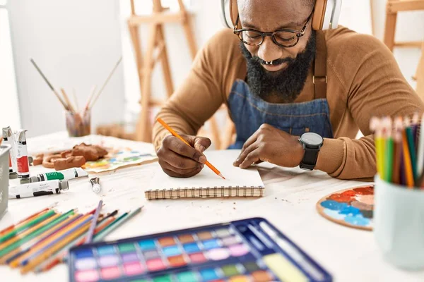 Young African American Artist Man Using Headphones Drawing Art Studio — ストック写真
