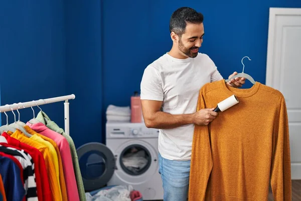 Young Hispanic Man Cleaning Sweater Using Hair Pet Roller Laundry — Stok fotoğraf