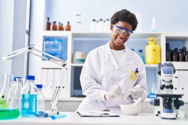 Mujer Afroamericana Vistiendo Uniforme Científico Trabajando Laboratorio —  Fotos de Stock