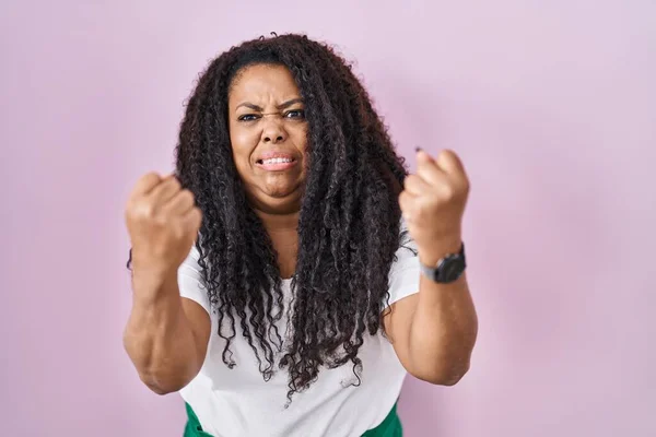 Size Hispanic Woman Standing Pink Background Angry Mad Raising Fists — Stock Photo, Image