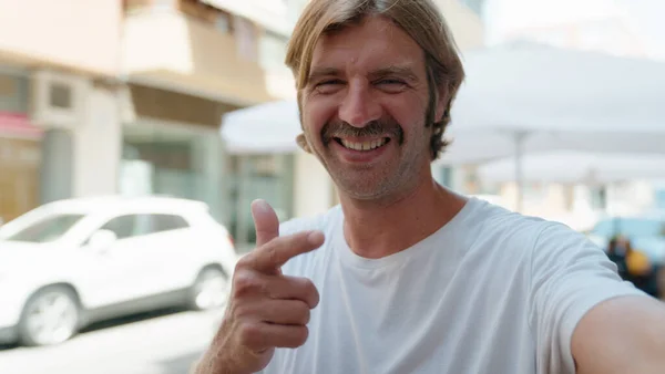 Νεαρός Ξανθός Άντρας Χαμογελά Σίγουρος Ότι Έχει Βιντεοκλήση Στο Δρόμο — Φωτογραφία Αρχείου