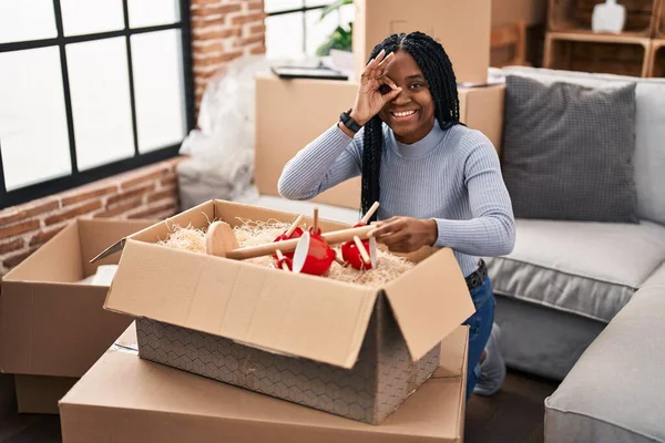 Африканская Американка Переезжает Новый Дом Открывая Коробки Улыбаясь Счастливый Делает — стоковое фото
