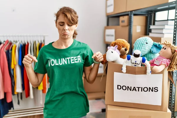 Mulher Branca Bonita Vestindo Shirt Voluntária Doações Stand Apontando Para — Fotografia de Stock