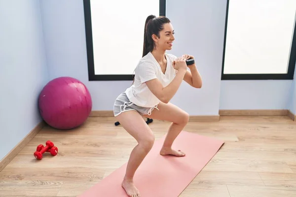 Young Beautiful Hispanic Woman Smiling Confident Training Legs Exercise Sport — Stock Photo, Image