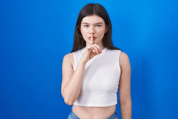 Young Caucasian Woman Standing Blue Background Asking Quiet Finger Lips — Stock Photo, Image