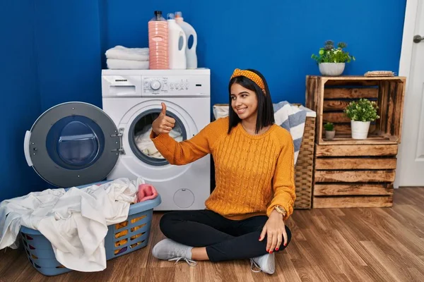 Joven Mujer Hispana Lavando Ropa Luciendo Orgullosa Sonriendo Haciendo Gesto —  Fotos de Stock
