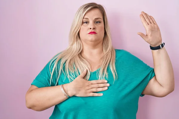 Blank Size Vrouw Staande Roze Achtergrond Vloeken Met Hand Borst — Stockfoto