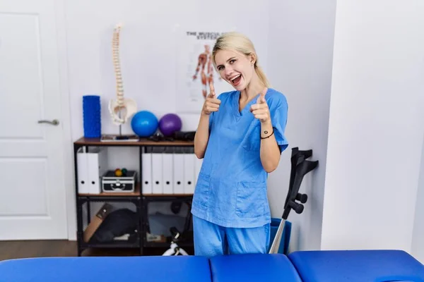 Jovem Fisioterapeuta Mulher Trabalhando Clínica Recuperação Dor Apontando Dedos Para — Fotografia de Stock