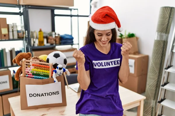 Gönüllü Tişört Noel Şapkası Giyen Genç Esmer Kadın Çok Mutlu — Stok fotoğraf