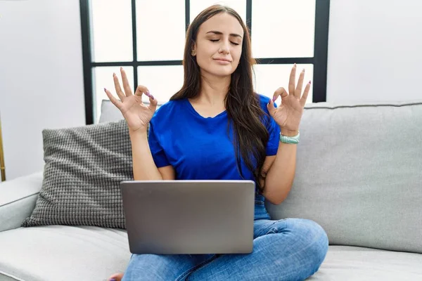 Genç Esmer Kadın Evde Dizüstü Bilgisayar Kullanıyor Rahatla Gözleri Kapalı — Stok fotoğraf