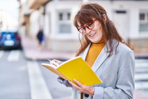 Middle Age Woman Business Executive Reading Book Street — Stockfoto